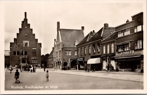 Waalwijk, Raadhuisplein en Markt 1949 (NB)
