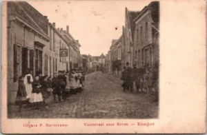 Klundert, Voorstraat naar boven, volk (NB)