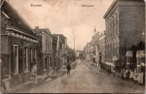 Klundert, Molenstraat met volk (NB)