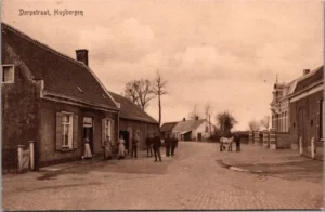 Huijbergen, Dorpstraat met volk 1916 (NB)
