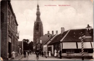 Chilvarenbeek10-3_005 Hilvarenbeek, Gelderstraat, Tramrails, Wegwijzer 1911 (NB)