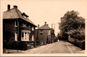 St. Anthonis, Dorpstraat, Van Nelle Tabak 1947 (NB)