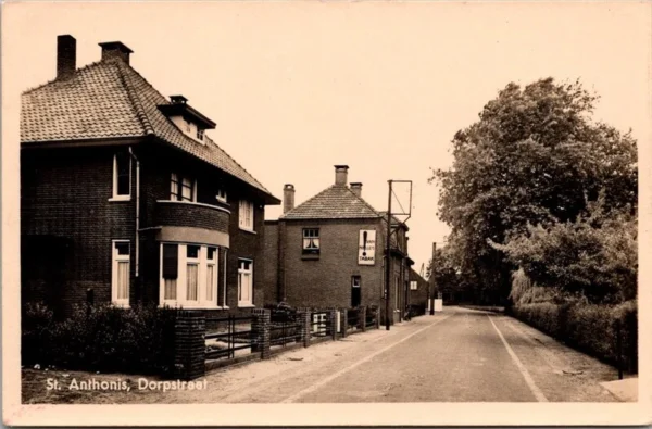 St. Anthonis, Dorpstraat, Van Nelle Tabak 1947 (NB)