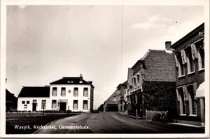 Waspik, Kerkstraat en gemeentehuis 1939 (NB)