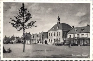 Fbrabant11-2-26_025 Gemert, Borretplein, Hotel 'de Reiziger' 1949 (NB)