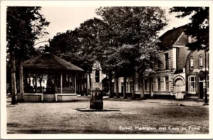 Abrabant23-2-26_005 Eersel, Marktplein met kiosk en pomp 1957 (NB)