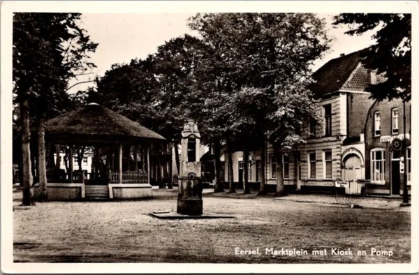 Eersel, Marktplein met kiosk en pomp 1957 (NB)